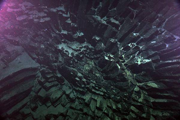 金属矿产:这是海底资源中最具潜力和价值的一类,因为它们含有许多稀有