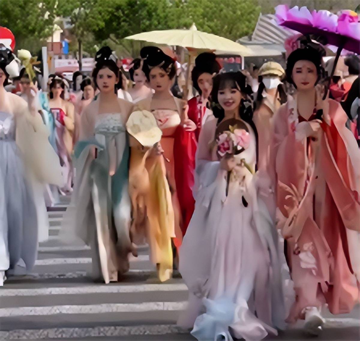 洛阳街头的小姐姐,汉服把我美哭了,哪一点比和服差_生活节奏_衣服