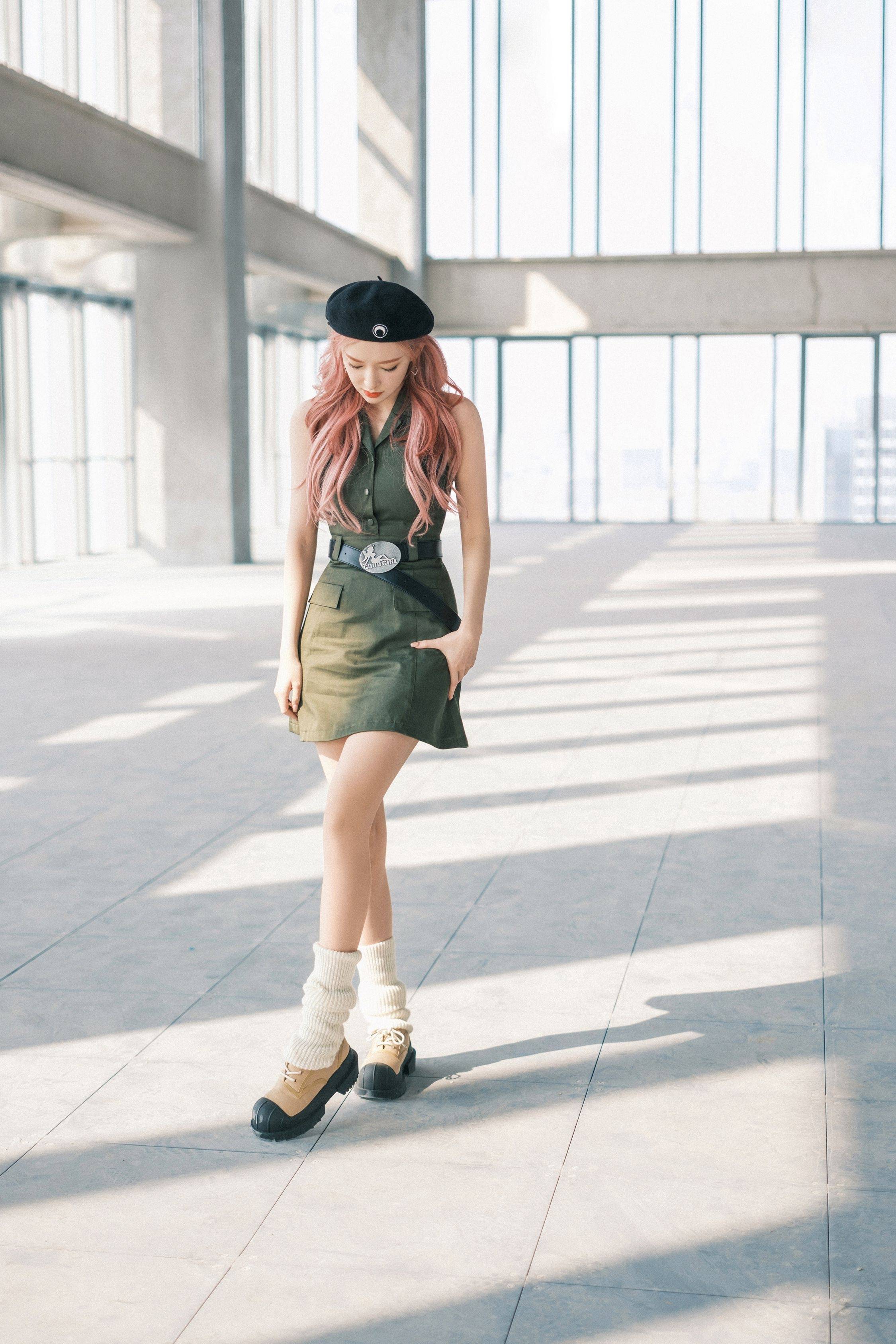 程潇黑色贝雷帽绿色背心裙性感写真