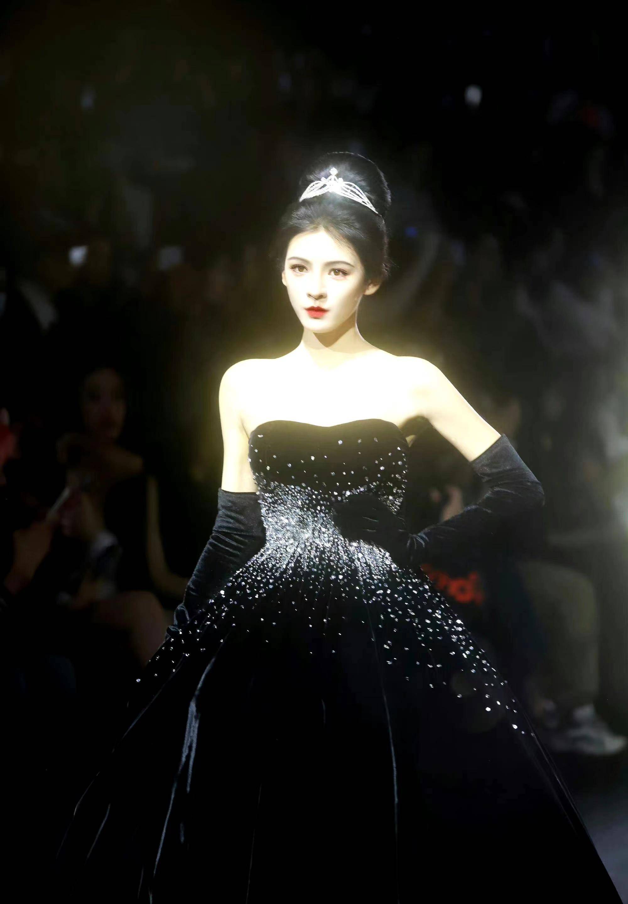 张予曦上海时装周登台走秀,穿黑色碎钻抹胸裙戴皇冠,优雅迷人!
