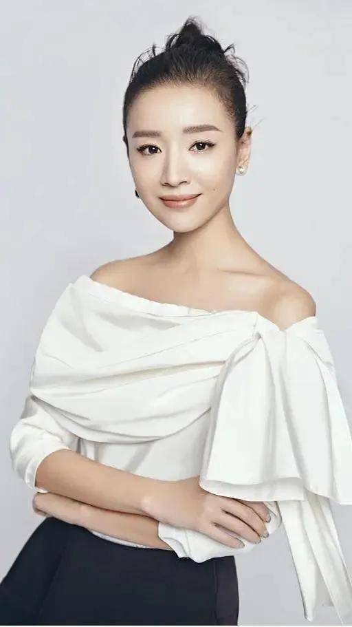 她是一个军医,因为长得漂亮,性格温柔,她被称"军统一枝花",很多男人都