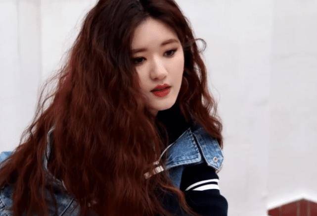 赵露思"黑化大片":超浓烟熏妆像30多岁,一头羊毛卷发量惊人_黑色_风格