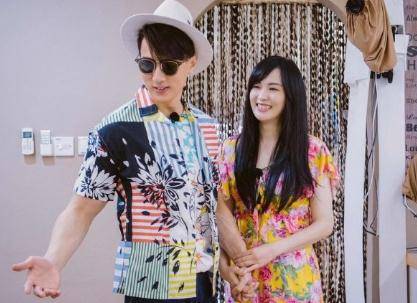 吴尊一家出游,老婆罕现身气质出众,neinei和max身材高挑似模特_照片