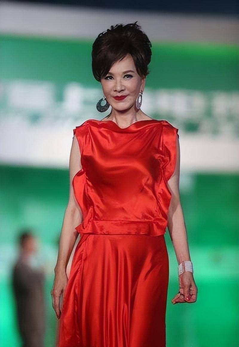 夏台凤:巅峰时期为爱放弃事业,66岁丧失独子,她现在过得如何_邹森