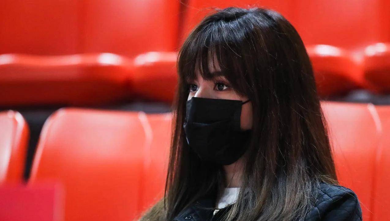 前新疆主帅阿的江,妻子年过50仍气质十足,女儿阿迪娜,太美了_阿尔斯兰