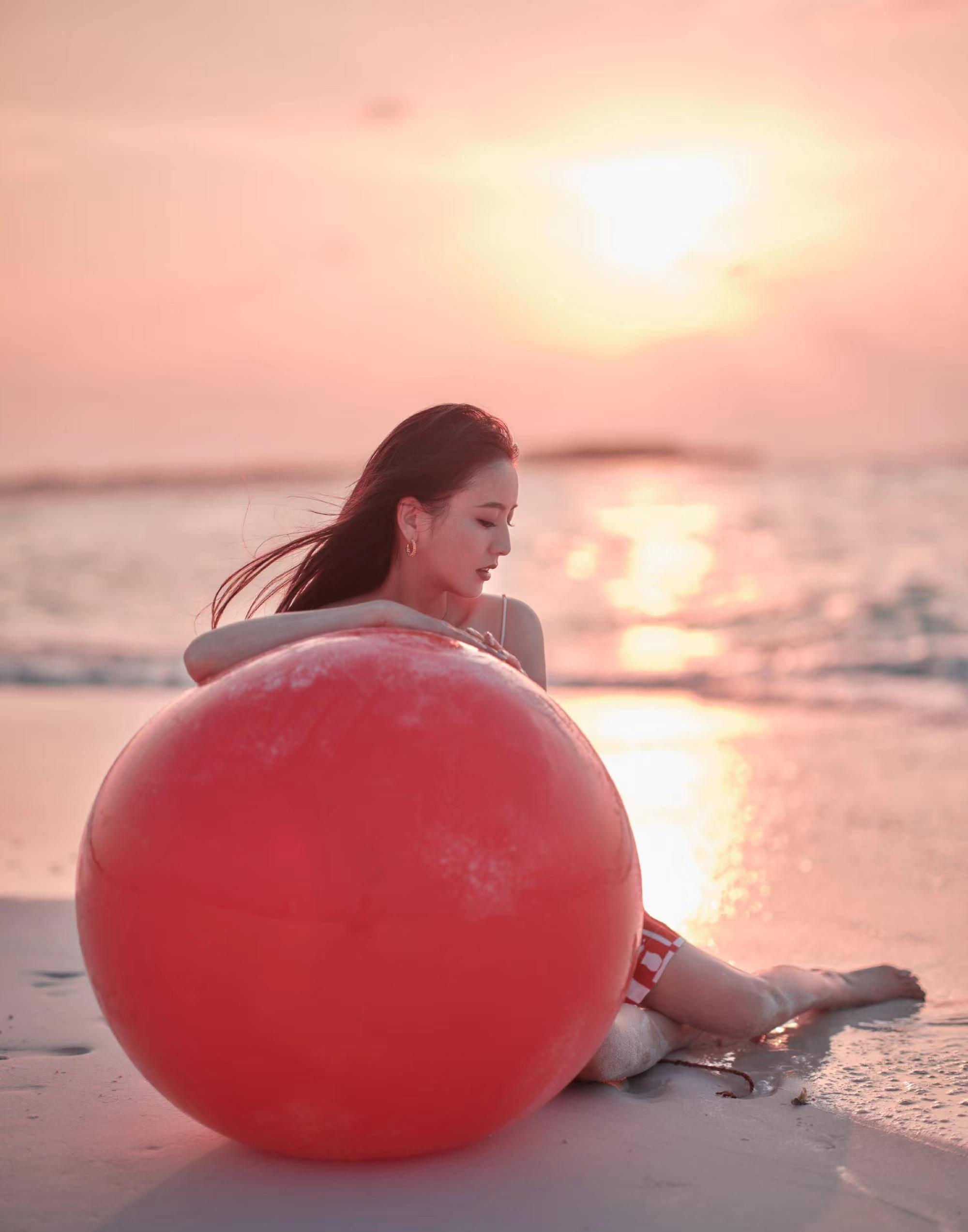 佟丽娅晒海边新春美照,穿一条红色印花吊带裙,气质又减龄!