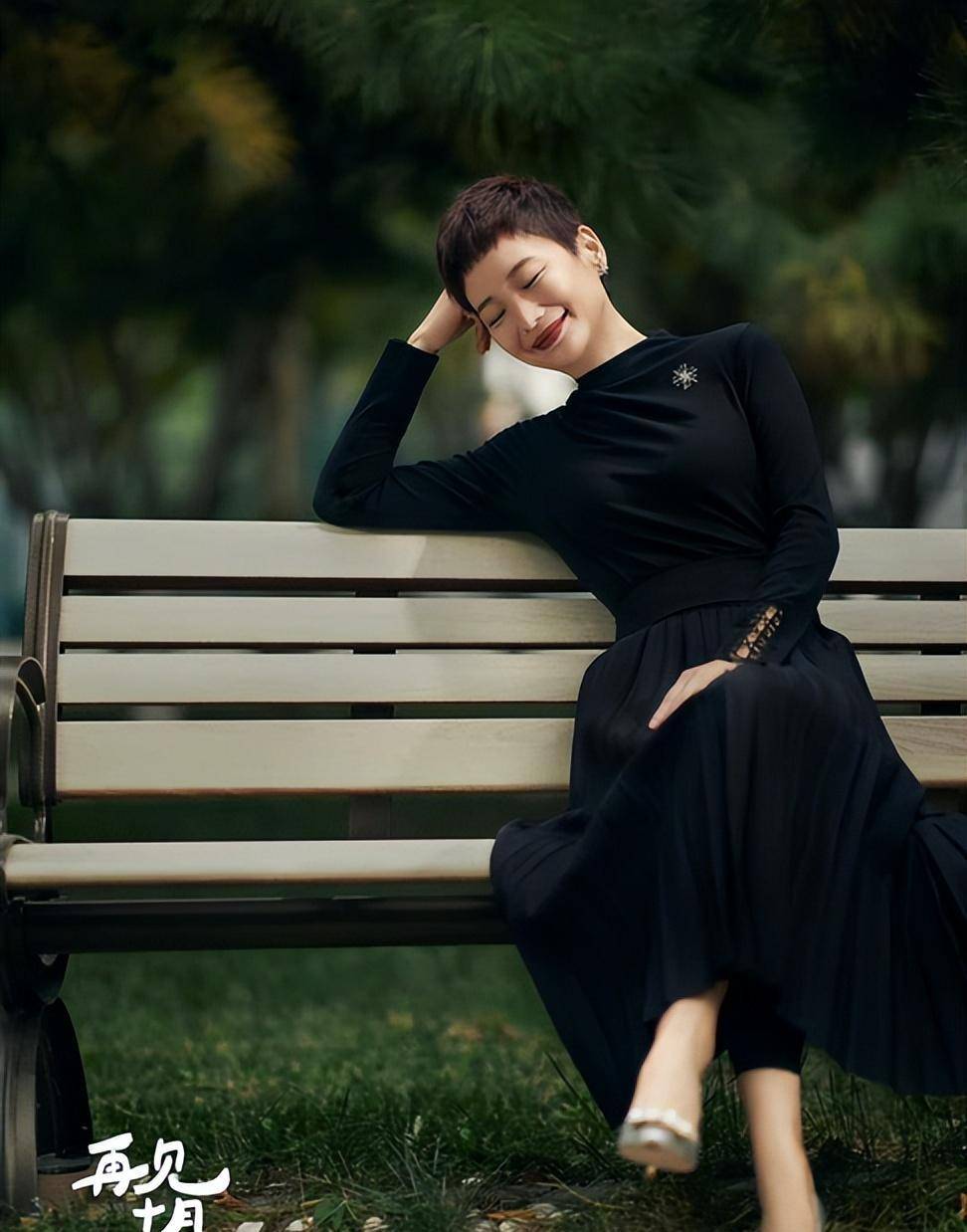 不愧被称为最优雅时尚主编,穿衣知性气质,一头利落短发尽显大气_女性