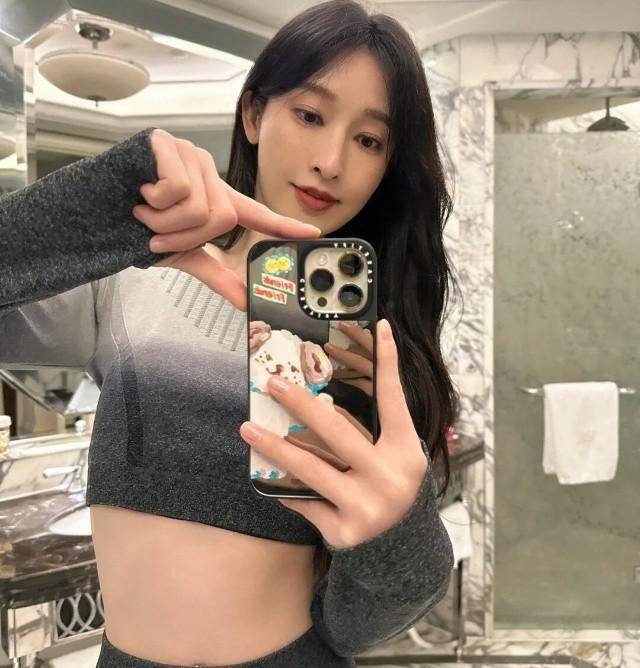 37岁张俪晒健身美照,蜂腰翘臀,脐环抢镜,立志十天练出马甲线_运动