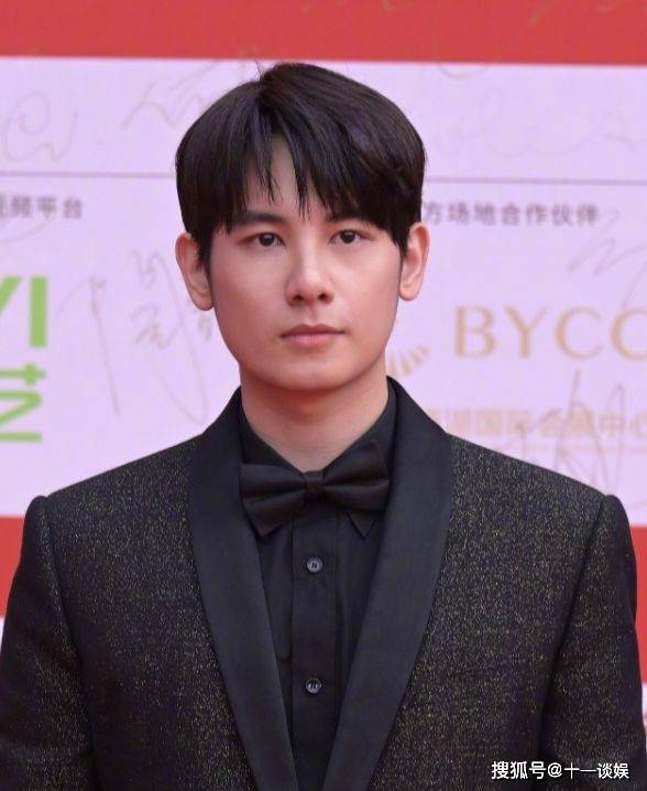 胡先煦发腮登上热搜,面部浮肿被指像40岁,本人回应:再也不吃了_显得