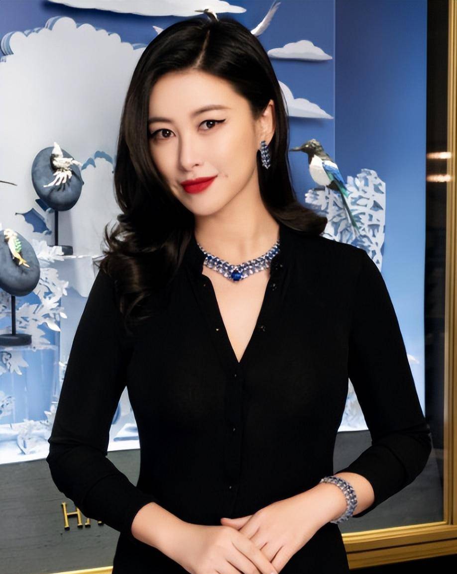 朱珠也是个典型的富二代,朱珠的出身注定了她的不凡,从她出生的那一刻