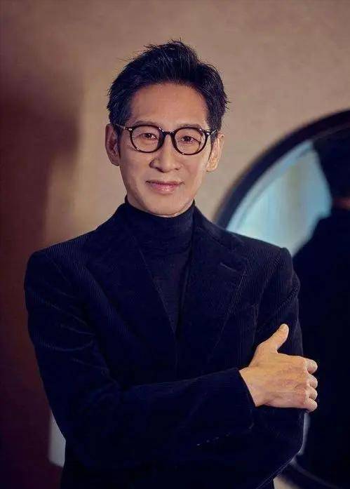 王劲松荣获优秀演员职称,曾怒批小鲜肉遭排挤,当了十年龙套_网友_小