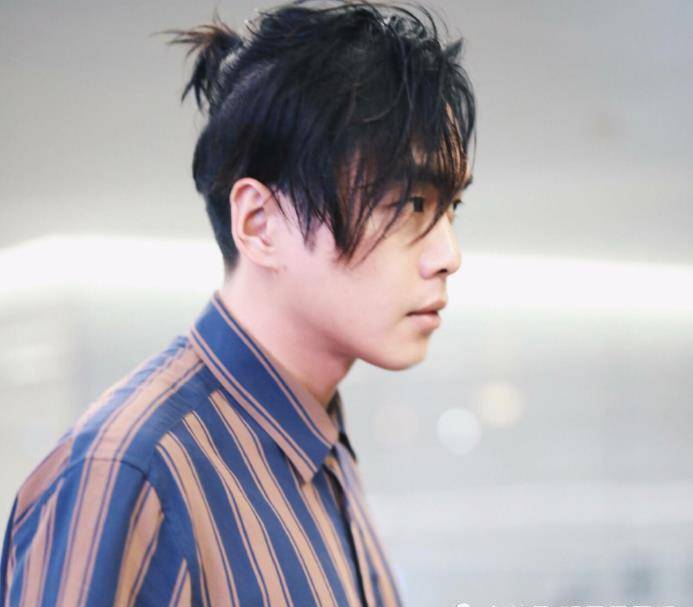 张若昀扎着小辫子,臃肿的身材已经变成了中年胖大叔,网友:唐艺昕很强!