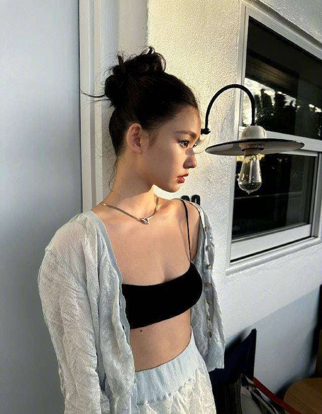林允晒出一张低胸性感写真,展现美丽身材,网友:不礼貌吗?