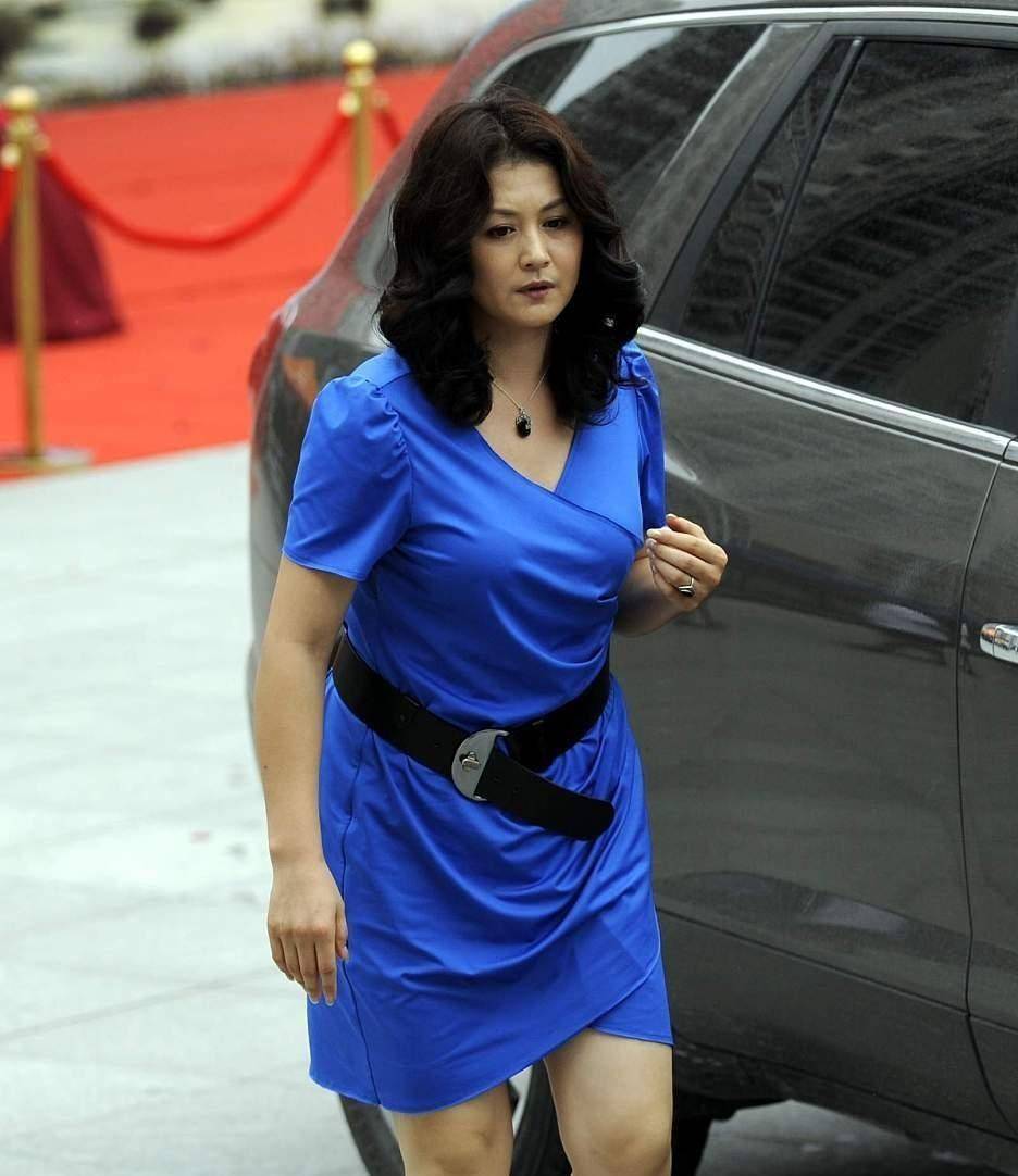 姐姐的身材真不一般,穿蓝裙气质复古高贵,都不像"谢大脚"了_连衣裙