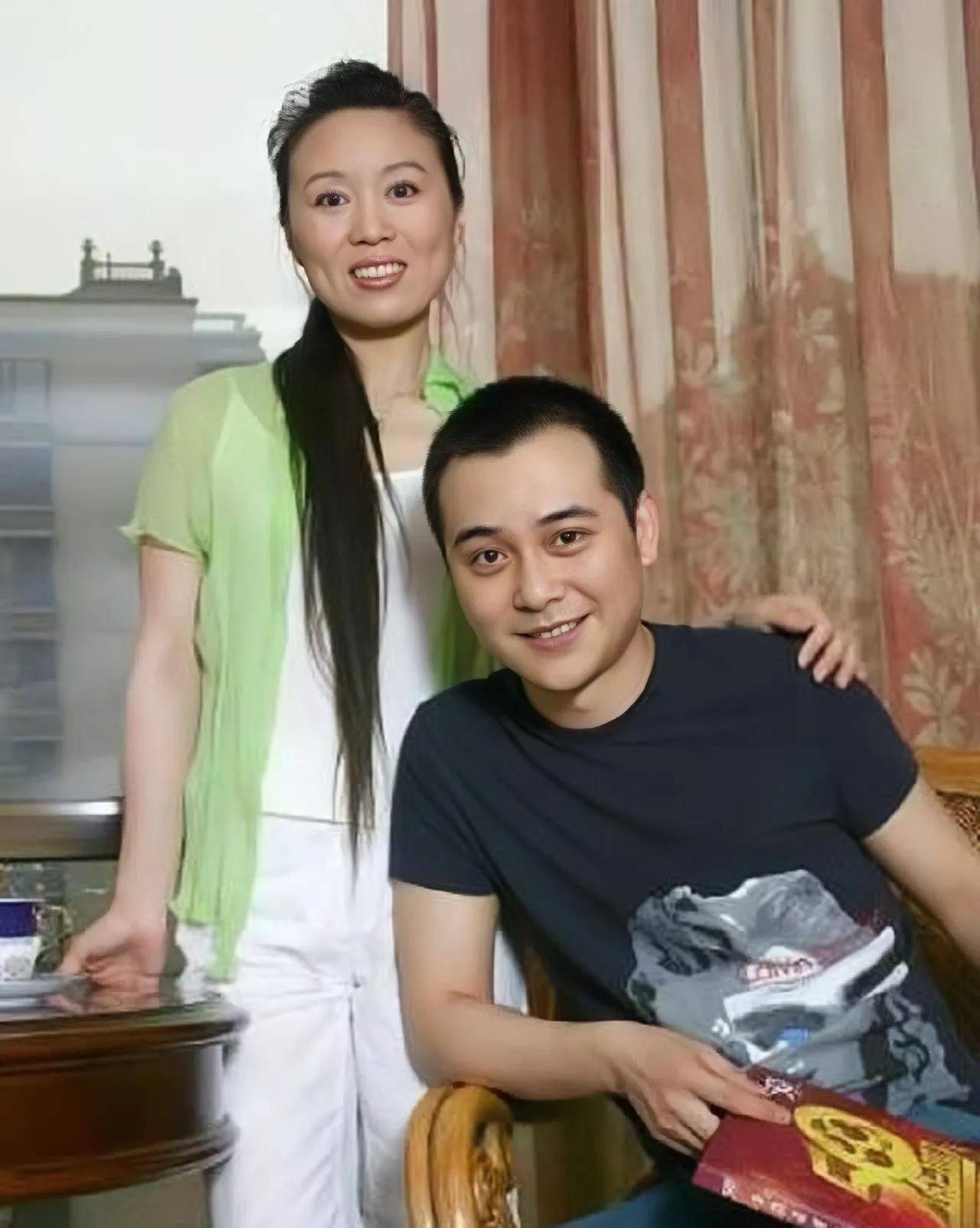 61岁吴琼携小15岁老公回乡祭祖,夫妻被吐槽像母子,与养女显生分_阮巡