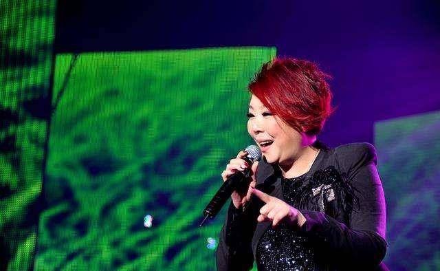 她是姚敏皇后的女歌手,他被女友残忍地甩了,现在和儿子住在一起_本山