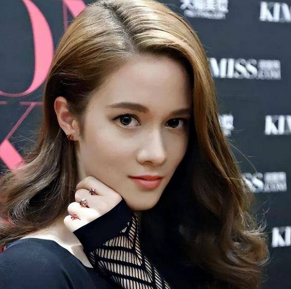 卢靖姗曾经和吴京合作拍摄过狼牙虽然那部电影没有掀起什么大风大浪