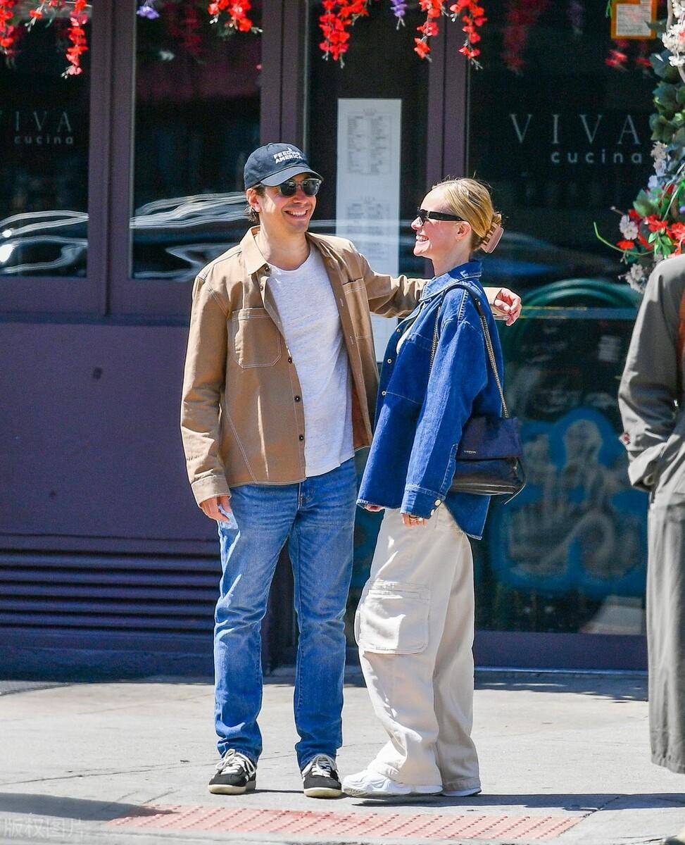 凯特-波茨沃斯身穿蓝色牛仔和贾斯汀-隆宣布订婚后首次现身_long_美国