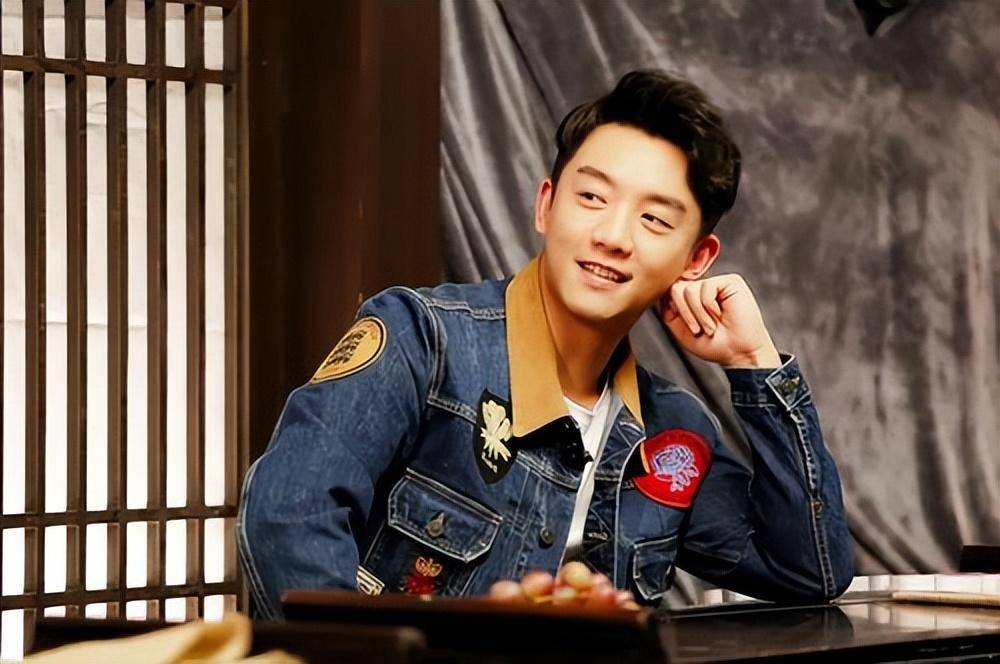 郑恺自曝一天赚7亿,请20个保姆绰绰有余,为何让岳母伺候全家?