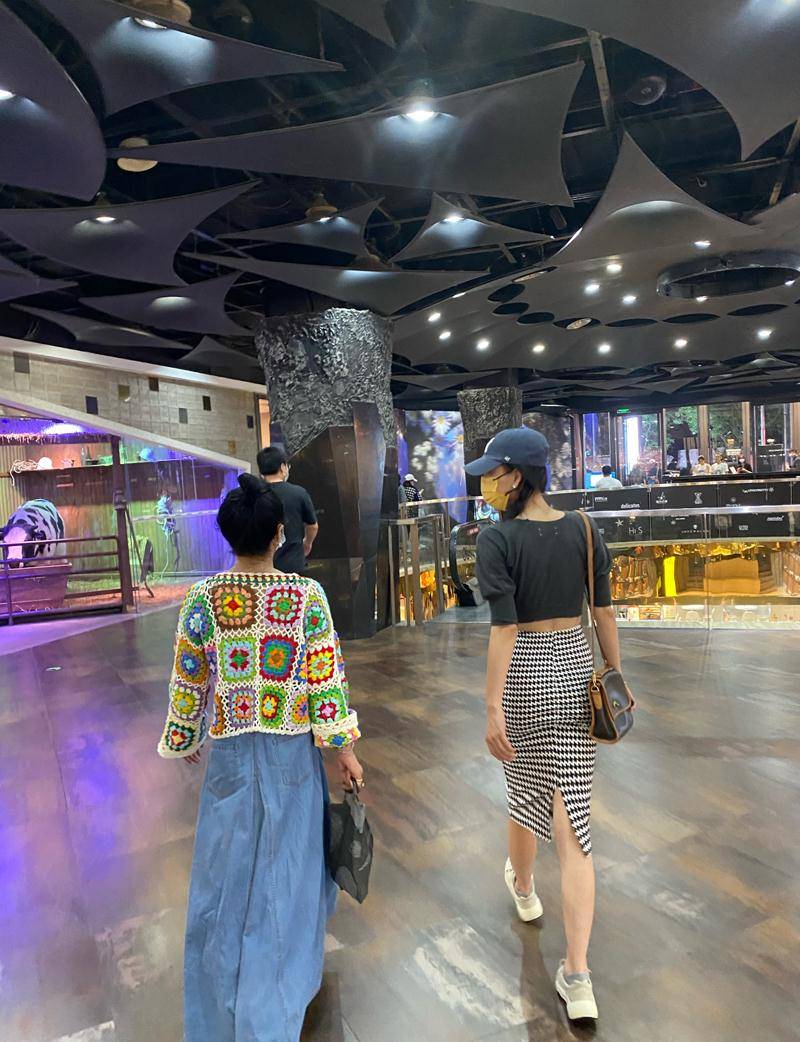 殷桃晒出跟黄小蕾一起逛街的美照,闺蜜姐妹花打扮精致入时,尤其是殷桃