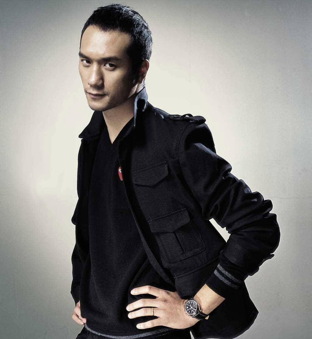 黄觉一家四口做核酸被偶遇,爱妻肤白长腿气质佳,儿女乖巧长像爸_麦子