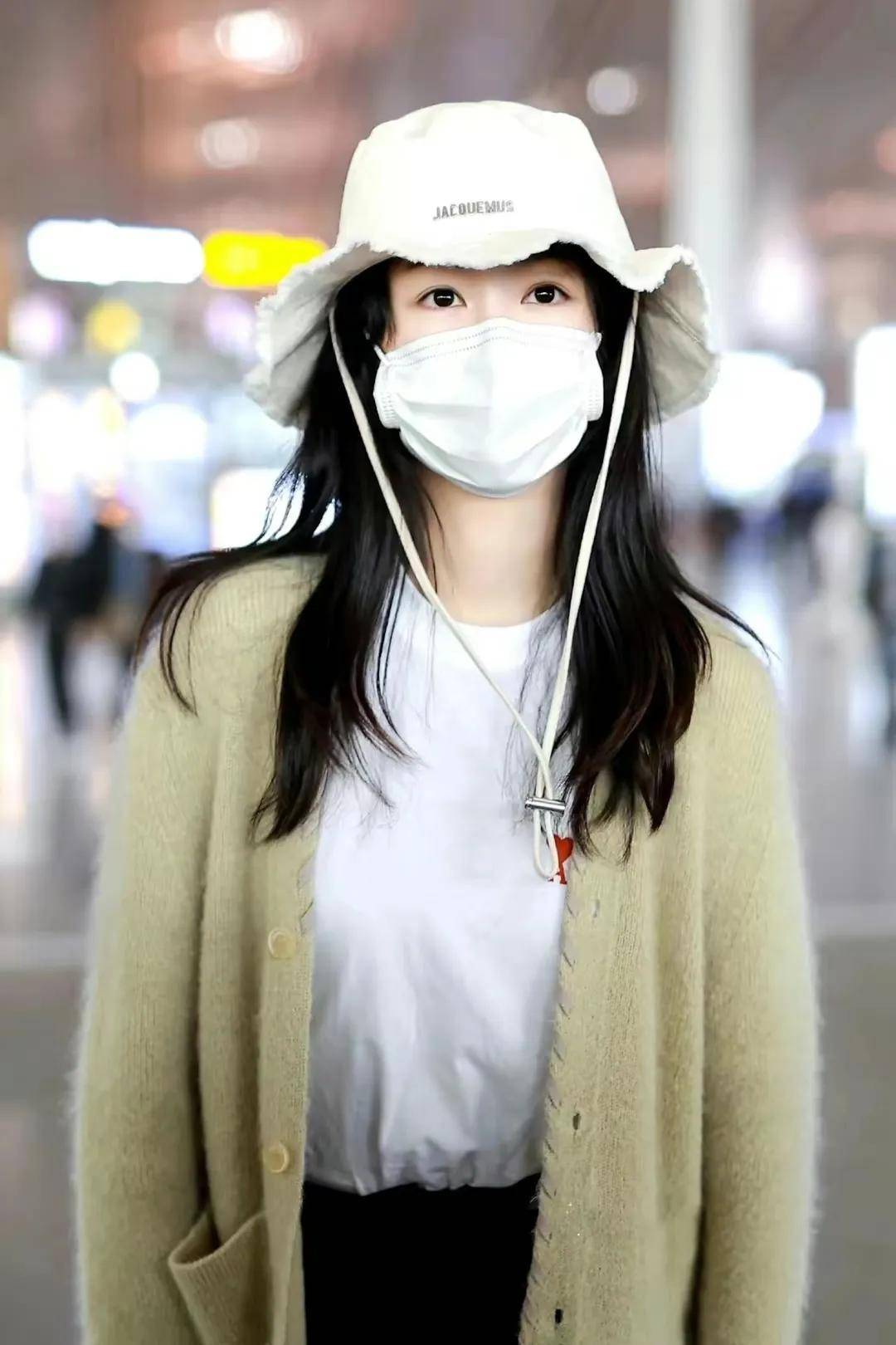 清新减龄 杨紫机场穿浅绿色针织开衫戴渔夫帽引爆网友热议_时尚_自然