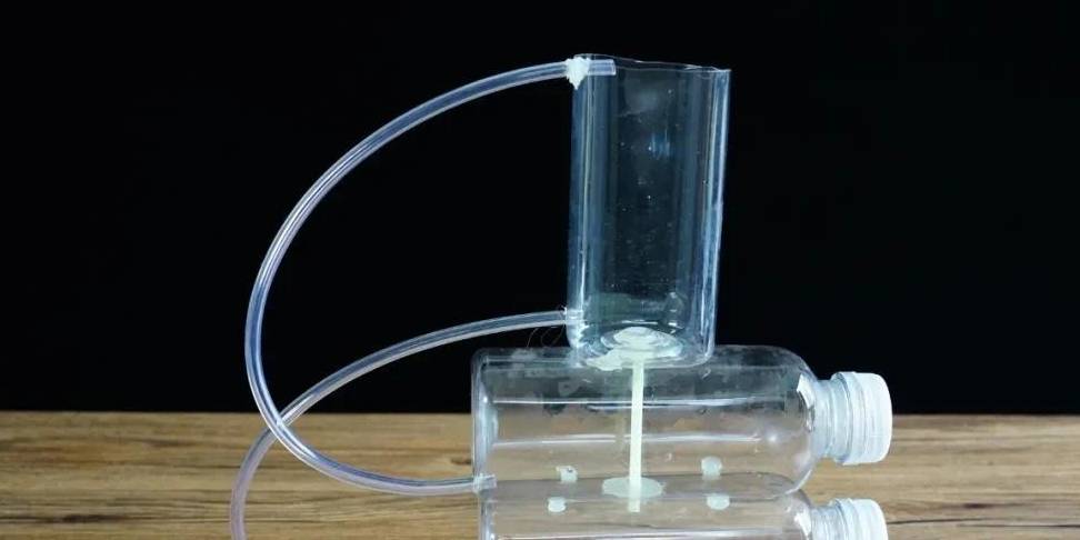 魔力科学小实验,有人说是虹吸,有人说是大气压,你说呢?