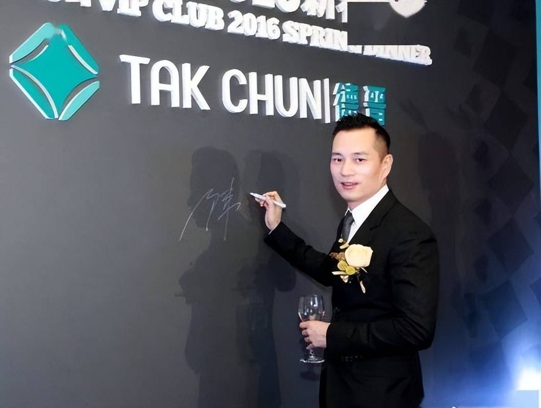 2020年的时候,陈荣炼突然拿出了十几亿收购了澳门富商周锦辉手上部分