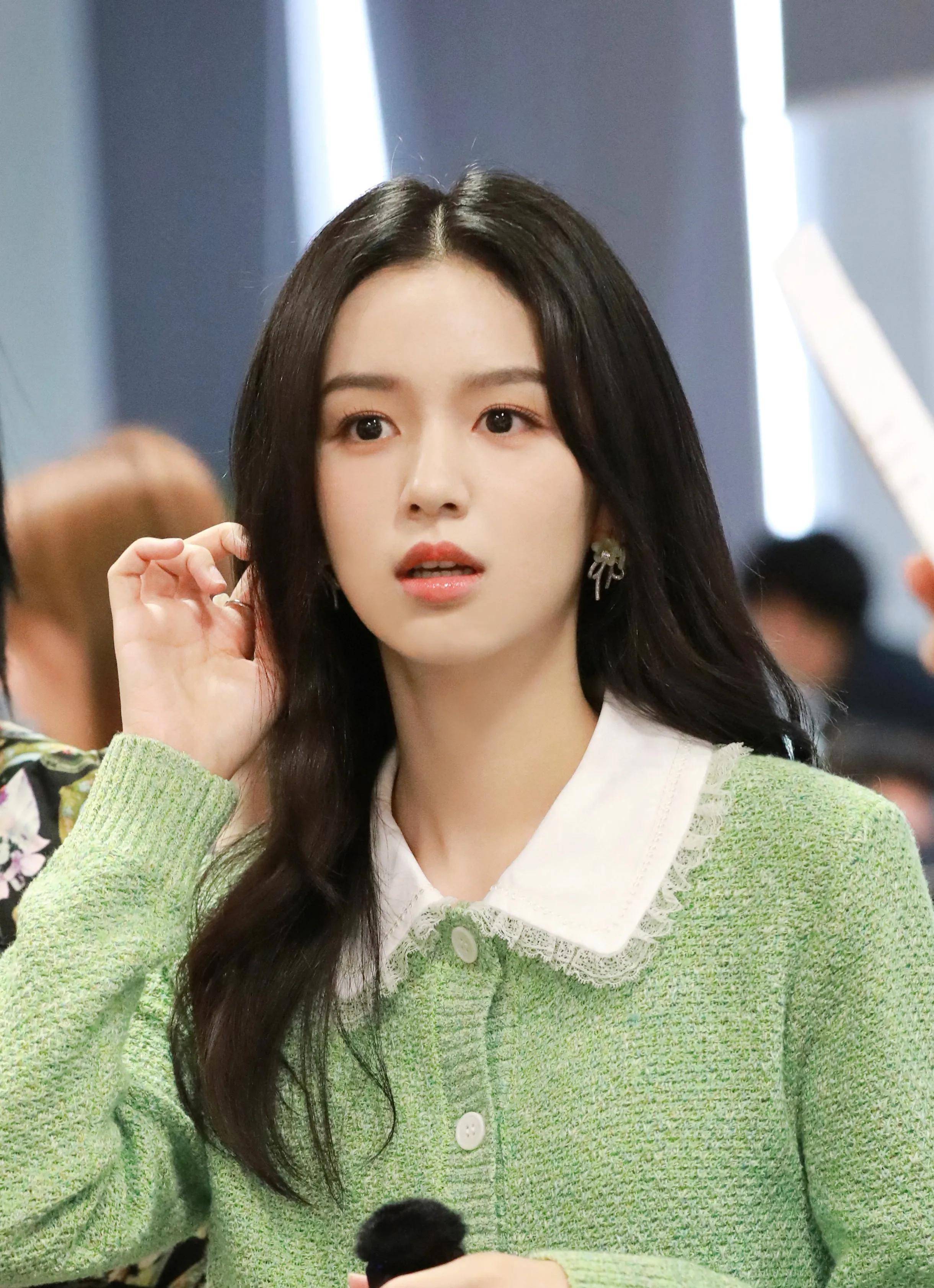 沉鱼落雁,自然清纯的95后女神演员周也,努力为两部新作品宣传_中国_电