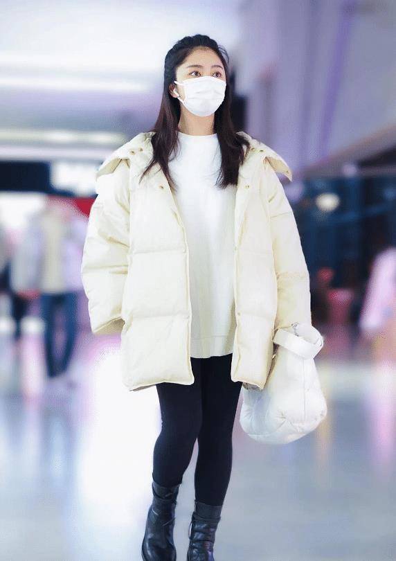 谭松韵个子虽小却会穿,穿羽绒服配无痕裤时尚减龄,31岁还似18岁_低调