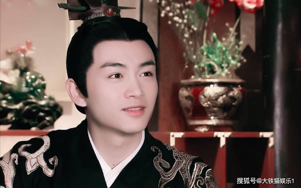 内娱四大"褶子精",笑起来眼角纹能夹死蚊子,但不影响他们帅气_眼睛