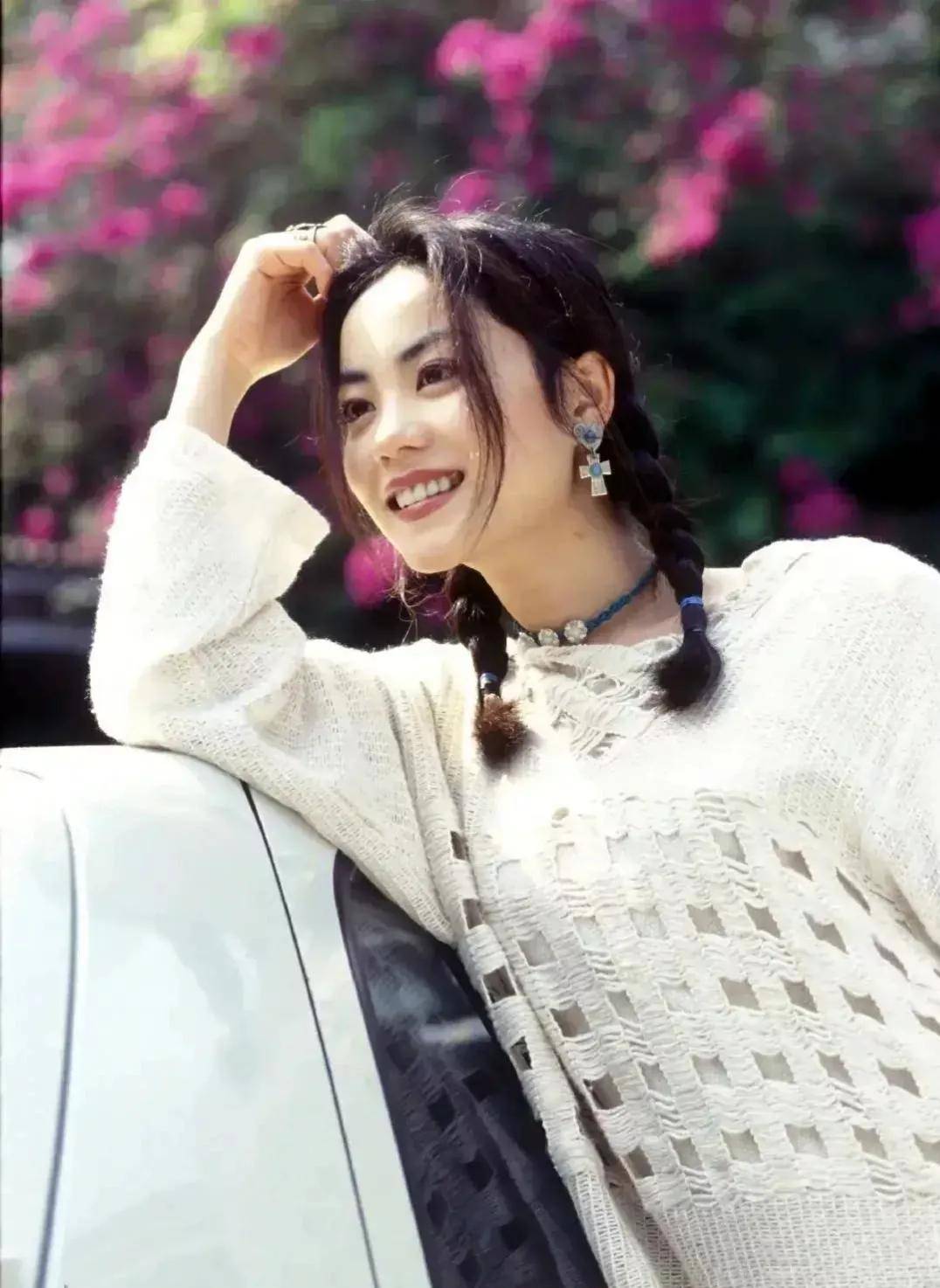 王菲原名夏林,别名王靖雯,体重100斤,身高1.74米,出生于北京.