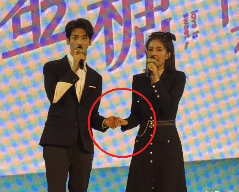 罗云熙白鹿现身见面会,戏外互动依旧高甜,戏外也单膝求婚?