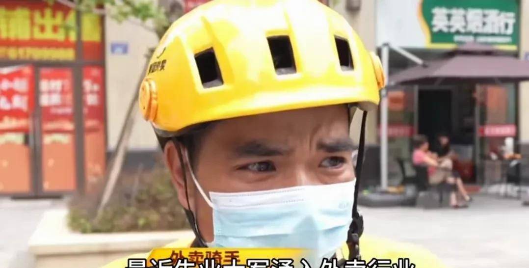 让人心碎！外卖小哥身绑树枝挂吊瓶边输液边送餐