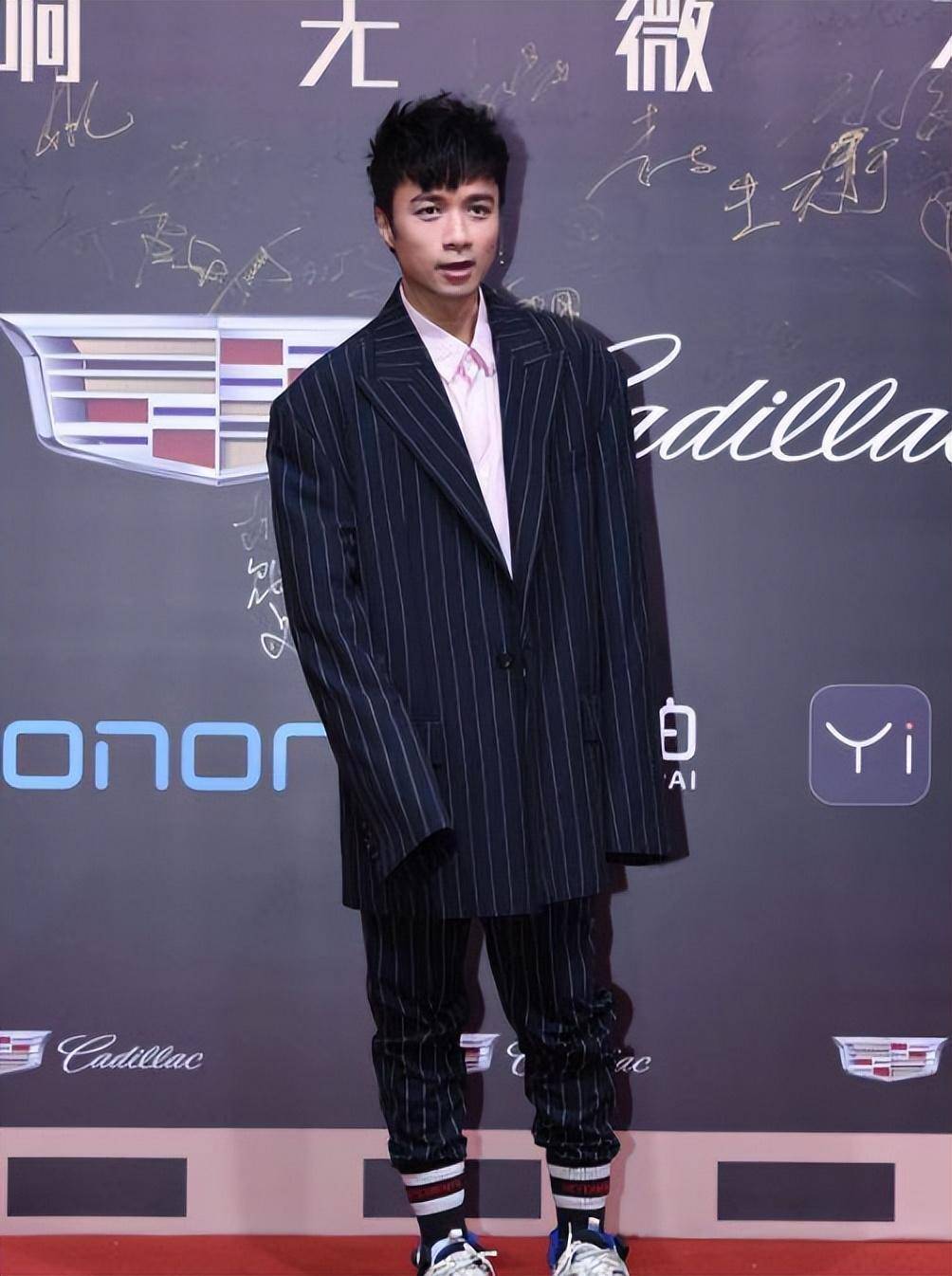 古巨基为54岁老婆庆生罕见下厨!皮肤水美似少年,2岁儿子罕同框_服装_