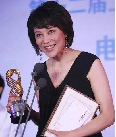 她是张嘉译的前妻,患病后遭男子分手,如今56岁靠女儿跑龙套养她_岳红