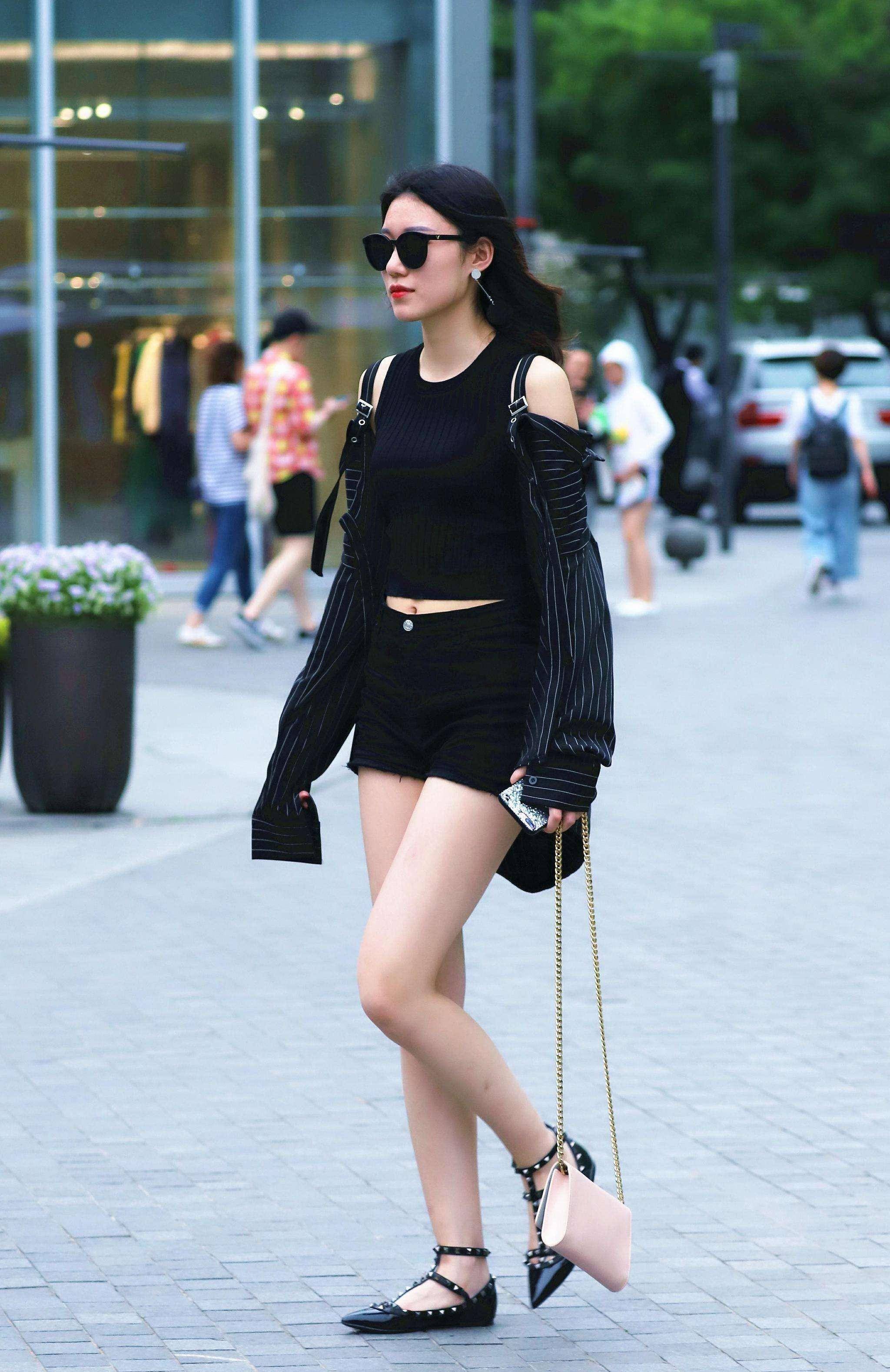 街拍- 优雅又随性的长腿美女,城市行走的时尚风向标_黑色_身材_风格