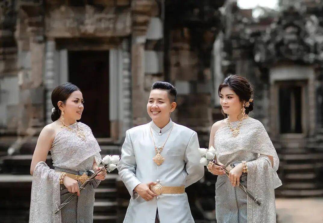 柬埔寨新郎女扮男装,娶两位同性妻子,结束爱情长跑11年,真甜!