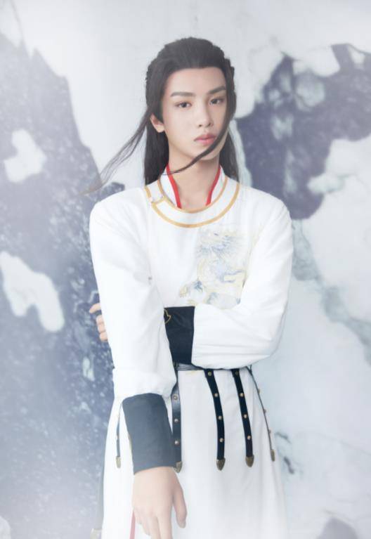 看黄明昊学历的时候小编也是没想到他的学历居然才小学.