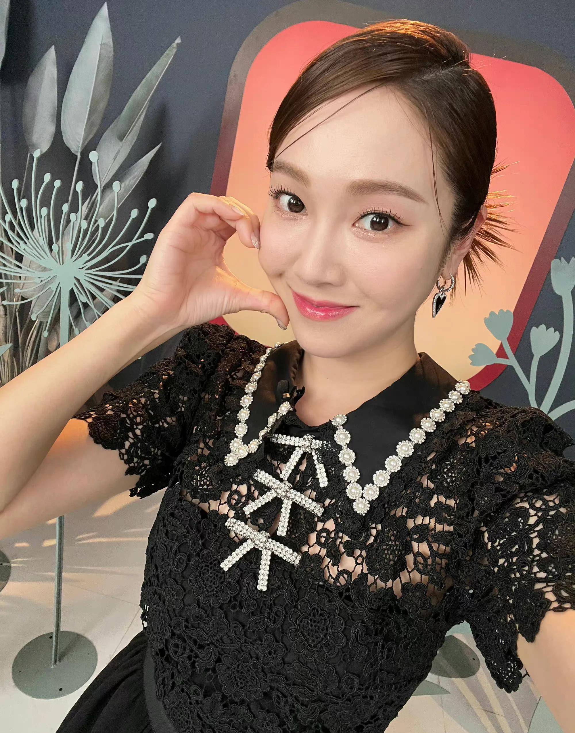 郑秀妍晒四宫格自拍,黑色蕾丝裙优雅迷人,格子深v长裙性感美艳_爱心