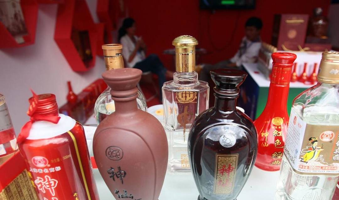 被当头一棒给砸了下去,像某村长,某兰山,某兴大曲的酒以后都不能叫做