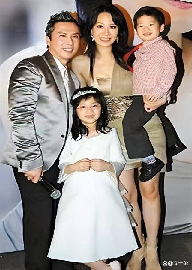 甄子丹为小18岁老婆庆生,对着镜头又亲又抱,两人合影笑出鱼尾纹