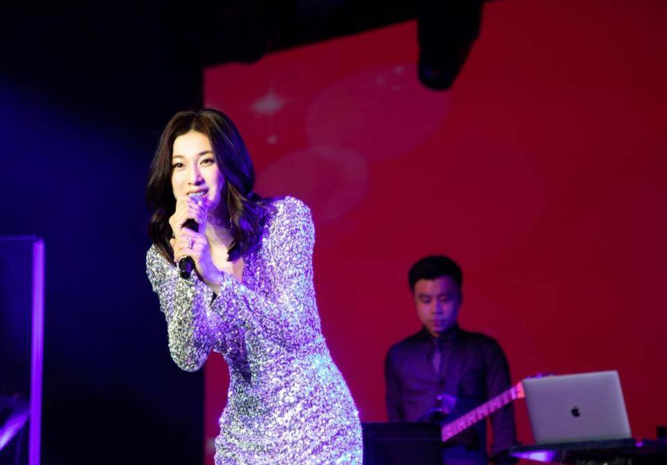 钟嘉欣一直在疯狂晒小女儿的各种甜蜜动态,他之前只发过儿子打冰球