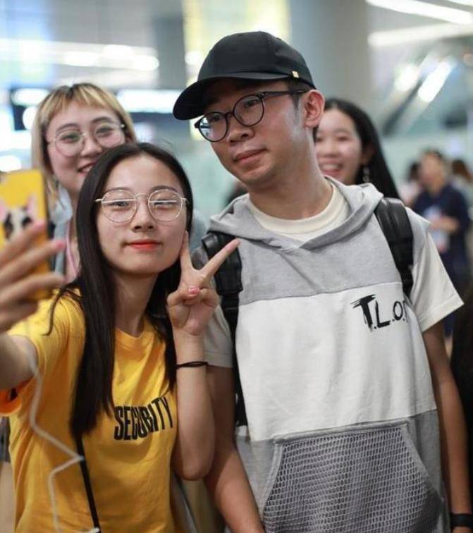 更可笑的是,某档节目上杨迪妈妈还说,自己不知道儿子有没有对象.