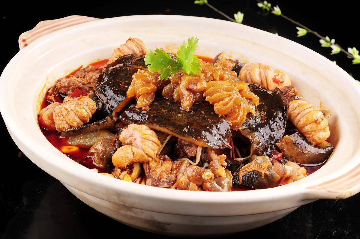 胡椒粉,盐,继续烧到食材成熟入味;即可;如果大家不知道每天该吃什么