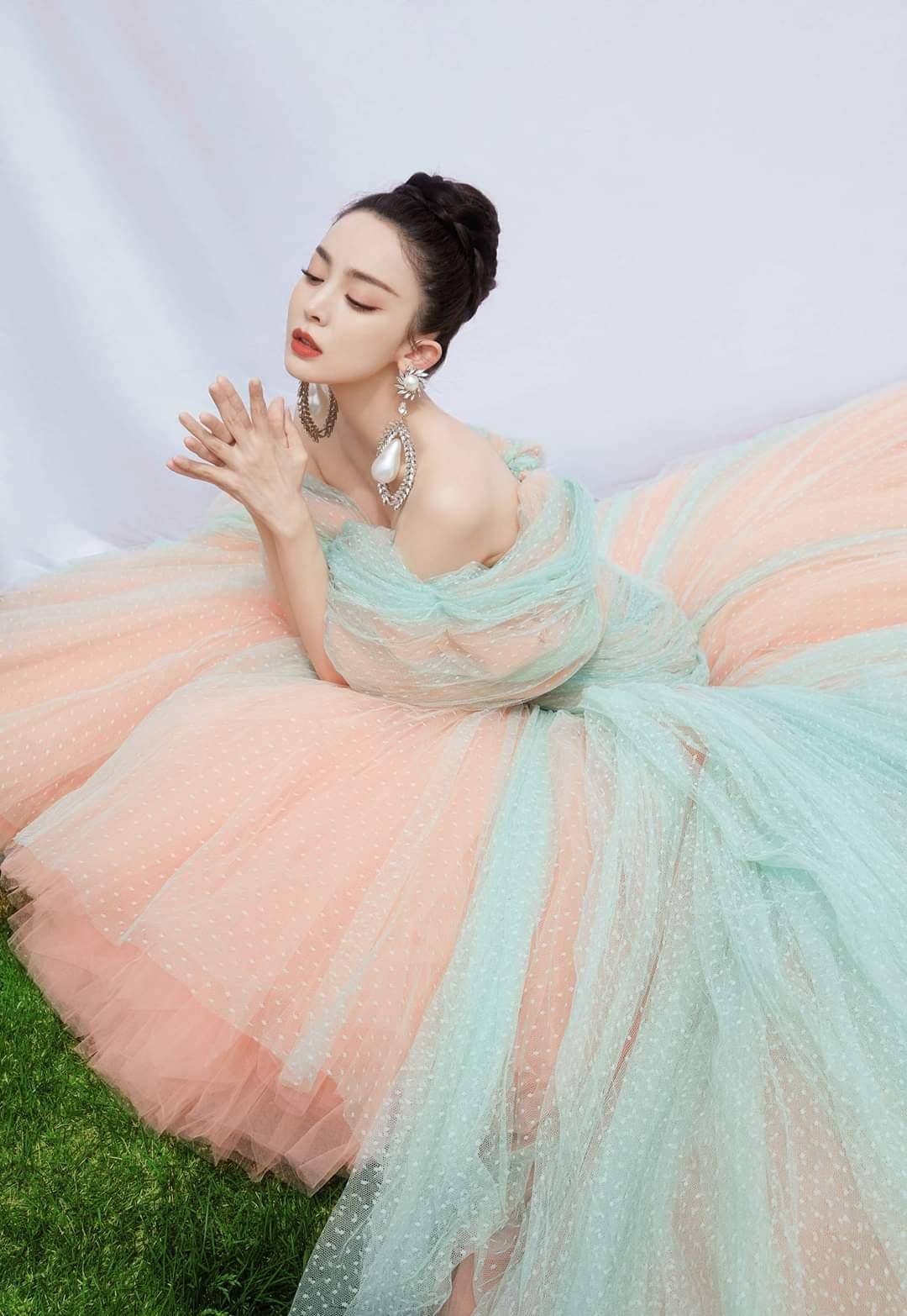 古力娜扎斜胸装惊艳亮相北京电影节红毯_图片_来源_社交