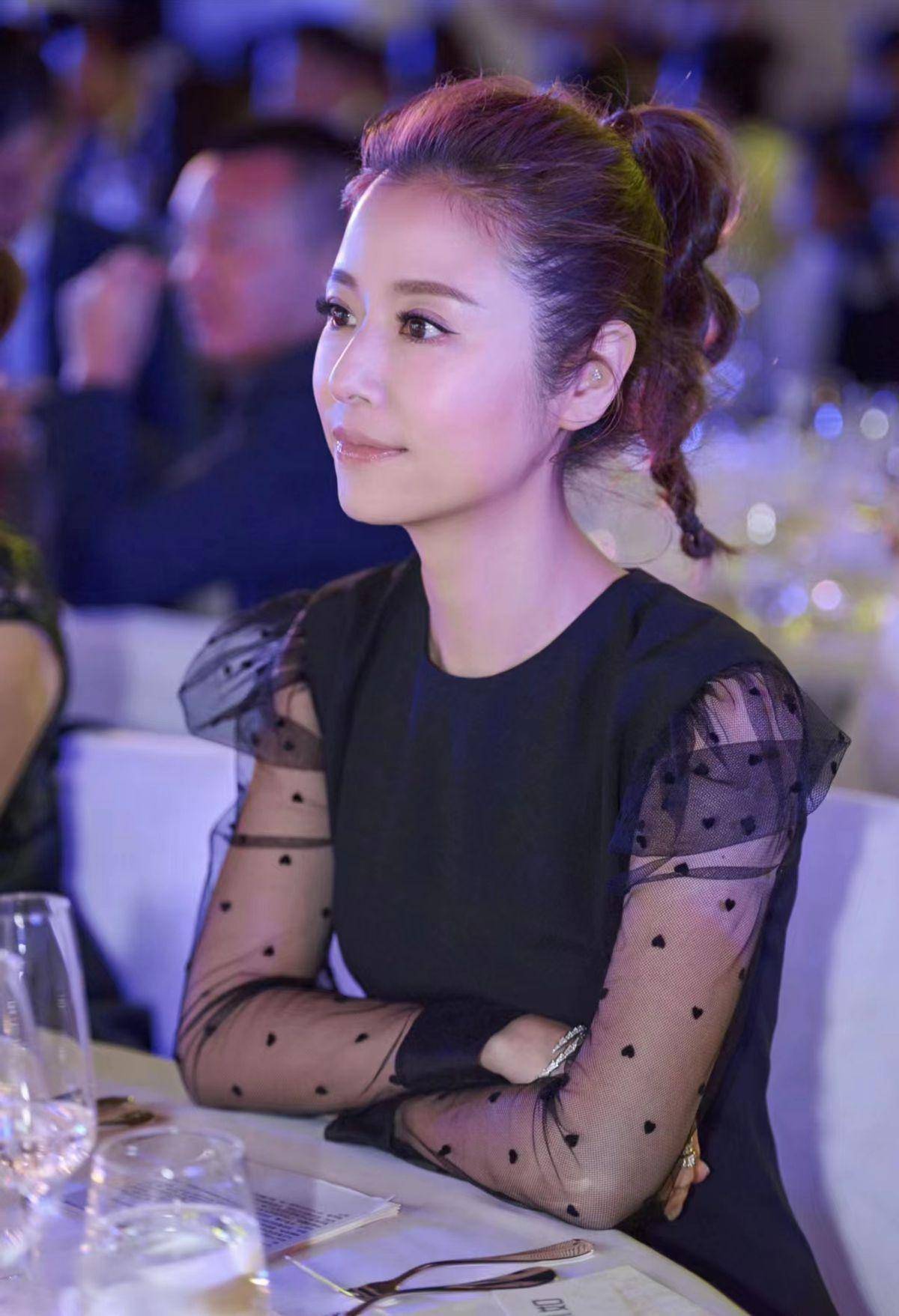 林心如厉害了,大胆穿衣,身着超短裙不靠枕头遮不住_黑色_时尚_的设计