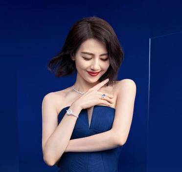 高圆圆穿蓝色低领长裙真优雅,造型华丽,气质高贵看着一点不显老_时尚