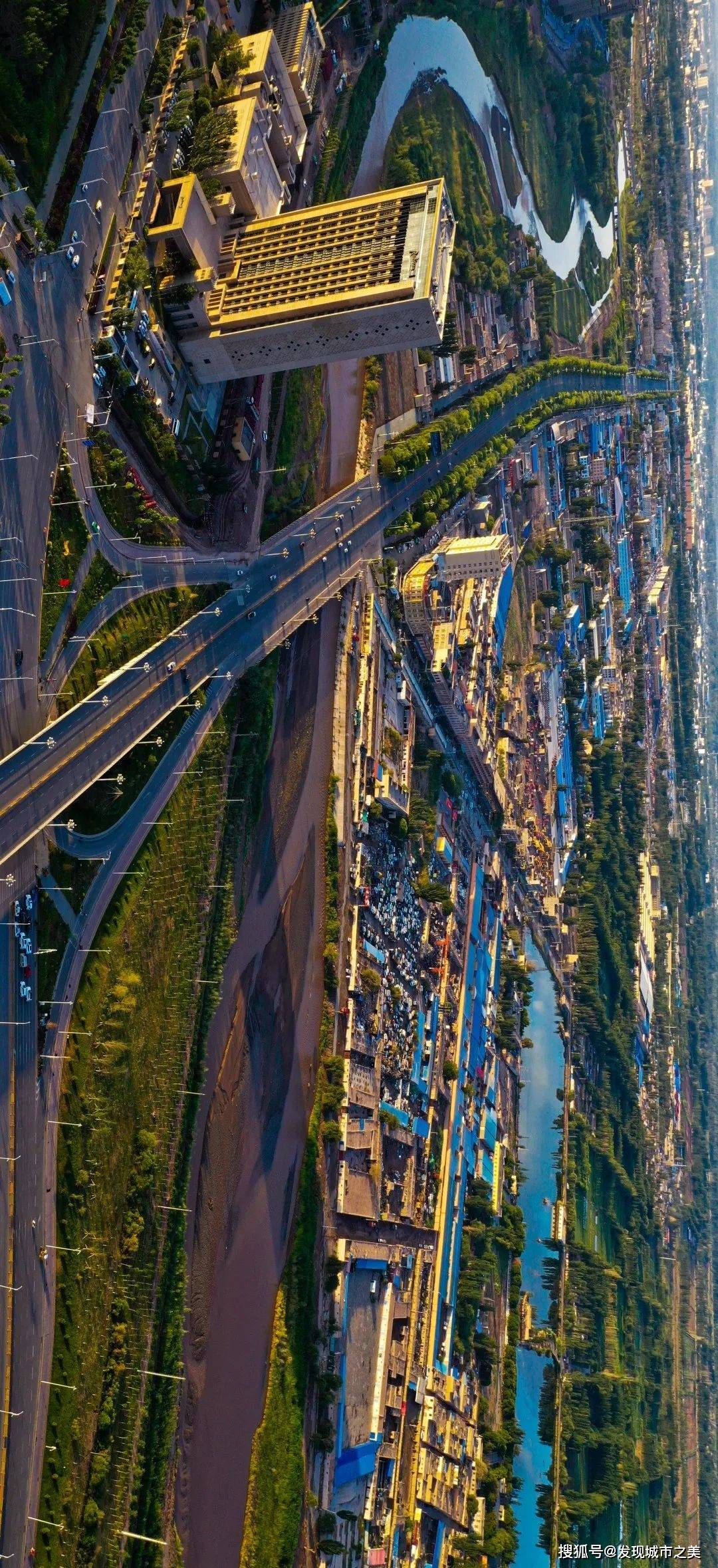 (请横屏观看,克孜勒苏河河水夹杂着细泥沙而呈红褐色)宛如大地的血管.