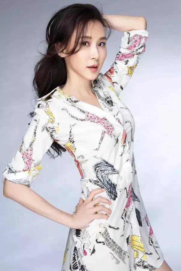 龚玥菲天使面孔,魔鬼身材,妩媚时尚,才华横溢,是第一时尚女神_潘六姐